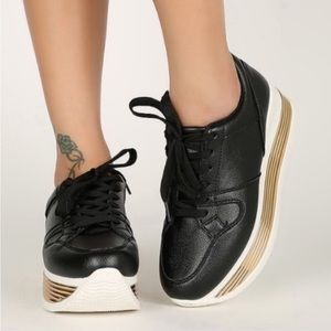 NWT Qupid Tampa Lace Up Women Sneakers Size 6